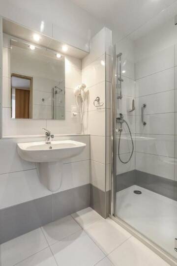 Фото номера Трехместный номер с балконом Отель Hotel Milena г. Милювка 5